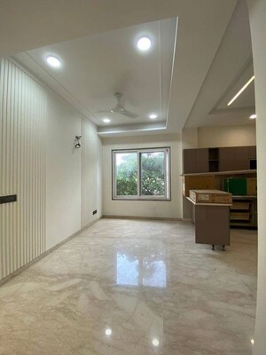 Room in 3 BHK Builder Floor at Sushant Lok I – for Rent