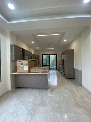 Room in 3 BHK Builder Floor at Sushant Lok I – for Rent