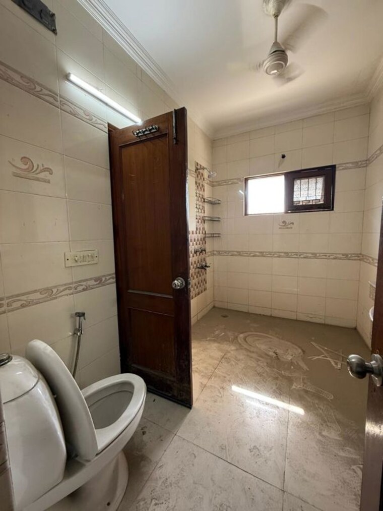 Bathroom, sukhdev vihar 2 Bedroom 1300 Sq.Ft. Builder Floor In Sukhdev Vihar Delhi 10309324