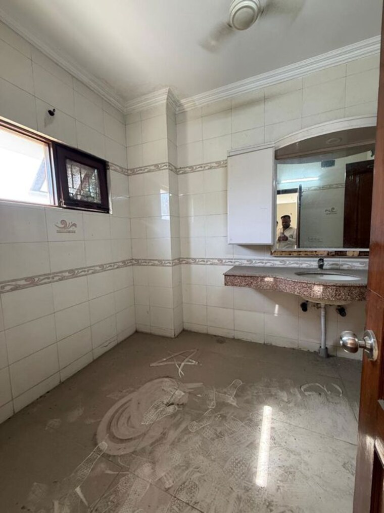 Bathroom, sukhdev vihar 2 Bedroom 1300 Sq.Ft. Builder Floor In Sukhdev Vihar Delhi 10309324