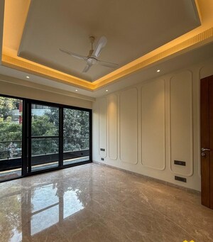 Room in 4 BHK Builder Floor at Safdarjung Development Area – for Rent