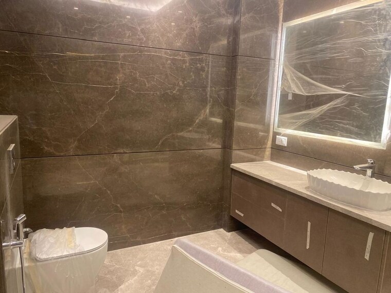 Attached Bathroom, safdarjung development area 4 Bedroom 4000 Sq.Ft. Builder Floor In Safdarjung Development Area Delhi 10314321
