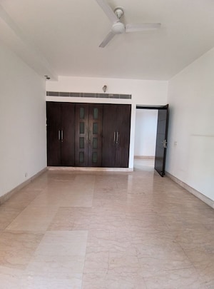 Room in 5 BHK Apartment at Eros Royale Retreat III, Charmwood Village – for Rent