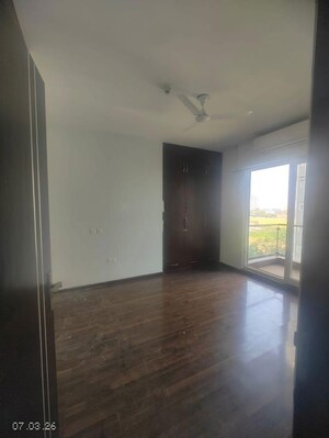 Room in 3.5 BHK Apartment at Microtek Greenburg, Sector 86 – for Rent