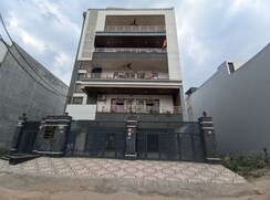 4 BHK + Pooja Room,Servant Room,Store Room Builder Floor For Sale in Green Fields Colony