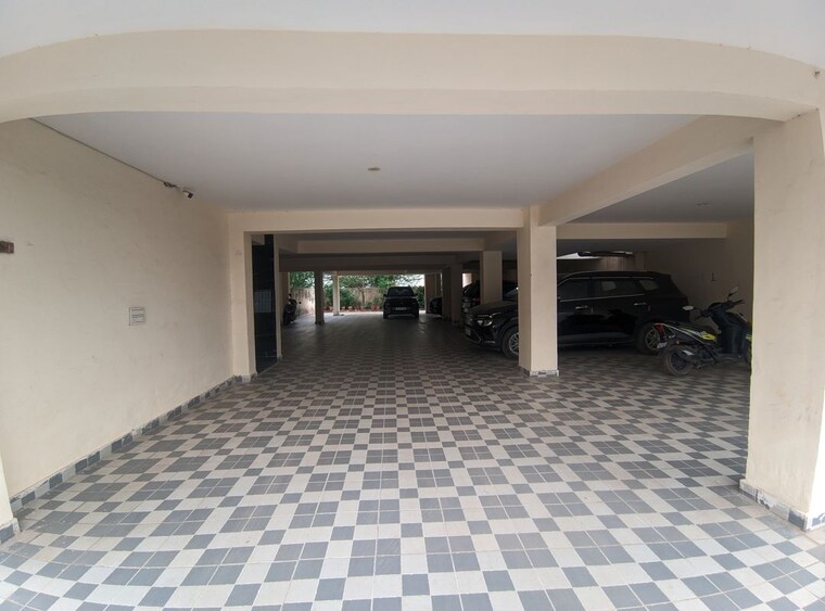  Parking, green fields colony 4 Bedroom 450 Sq.Yd. Builder Floor In Green Fields Colony Faridabad 10317215