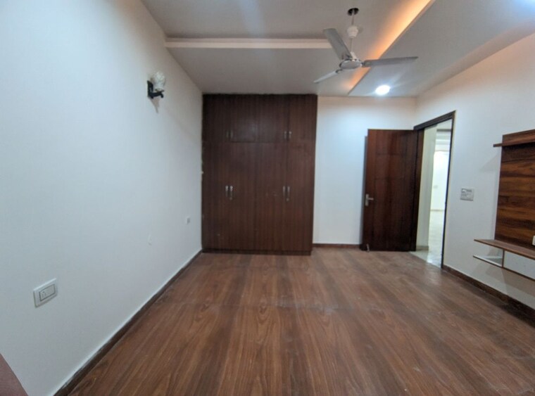 Room, green fields colony 4 Bedroom 450 Sq.Yd. Builder Floor In Green Fields Colony Faridabad 10317215