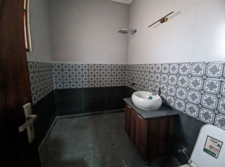 Bathroom, green fields colony 4 Bedroom 450 Sq.Yd. Builder Floor In Green Fields Colony Faridabad 10317215