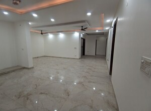 Room in 4 BHK Builder Floor at Green Fields Colony – for Sale