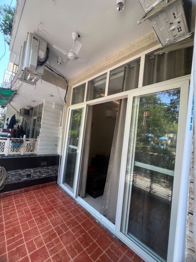 Balcony, kailash colony 3 Bedroom 140 Sq.Yd. Builder Floor In Kailash Colony Delhi 10317226