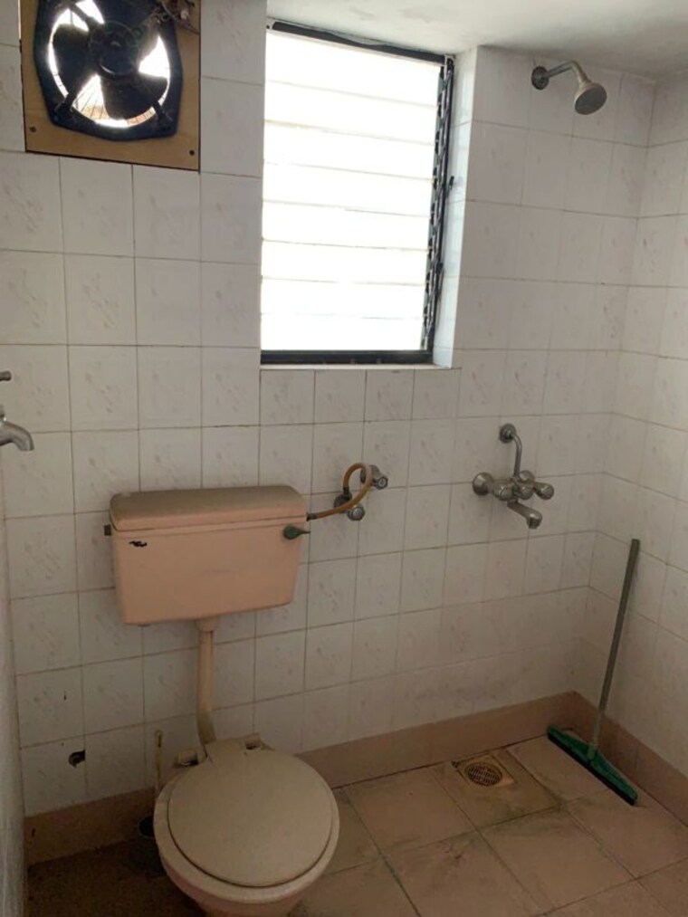 Bathroom, shri-shanti-apartments 2.5 Bedroom 1100 Sq.Ft. Apartment In Aundh Pune 10317394