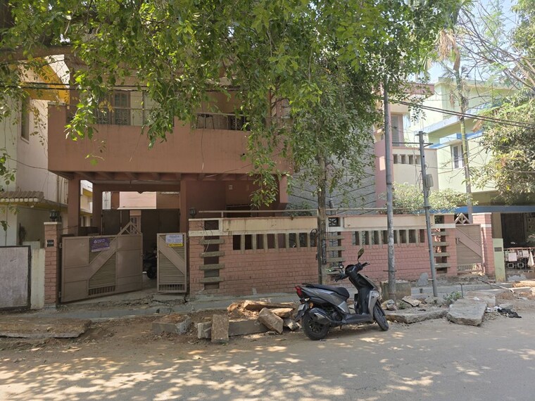  Parking, hal 2nd stage 4 Bedroom 3000 Sq.Ft. Independent House In Hal 2nd Stage Bangalore 10317427