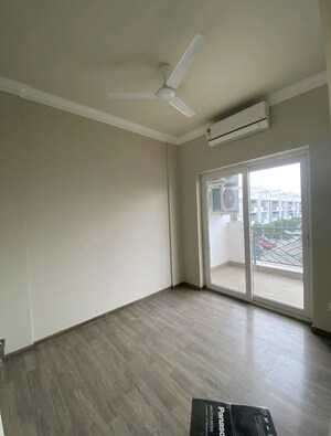 Room in 3 BHK Builder Floor at Central Park Flower Valley, Sector 33 – for Rent