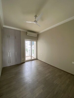 Room in 3 BHK Builder Floor at Central Park Flower Valley, Sector 33 – for Rent