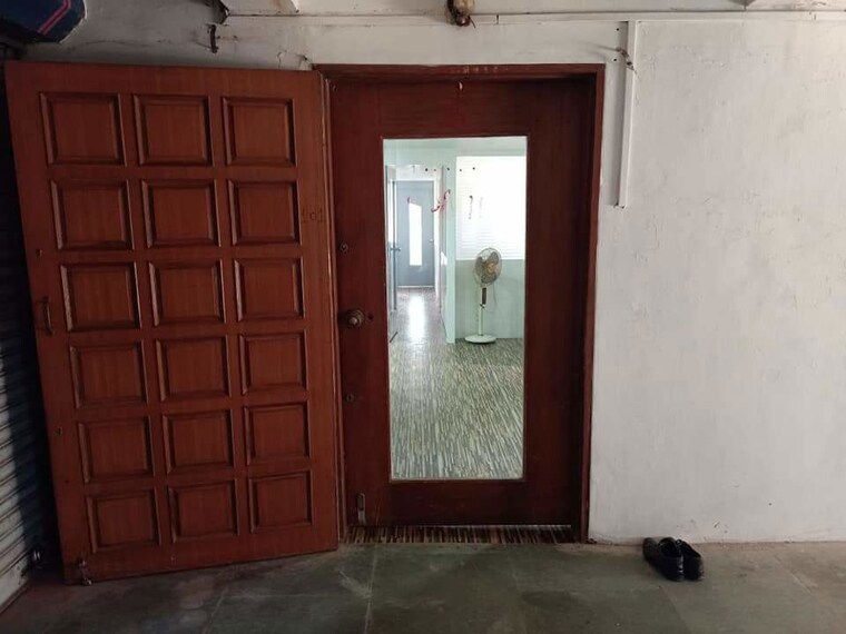 Room, manjalpur Commercial Office Space 1800 Sq.Ft. In Manjalpur Vadodara 10317696