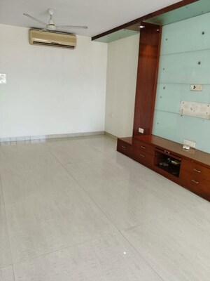 Room in 3 BHK Apartment at Hiranandani Gardens Glen Height, Powai – for Rent