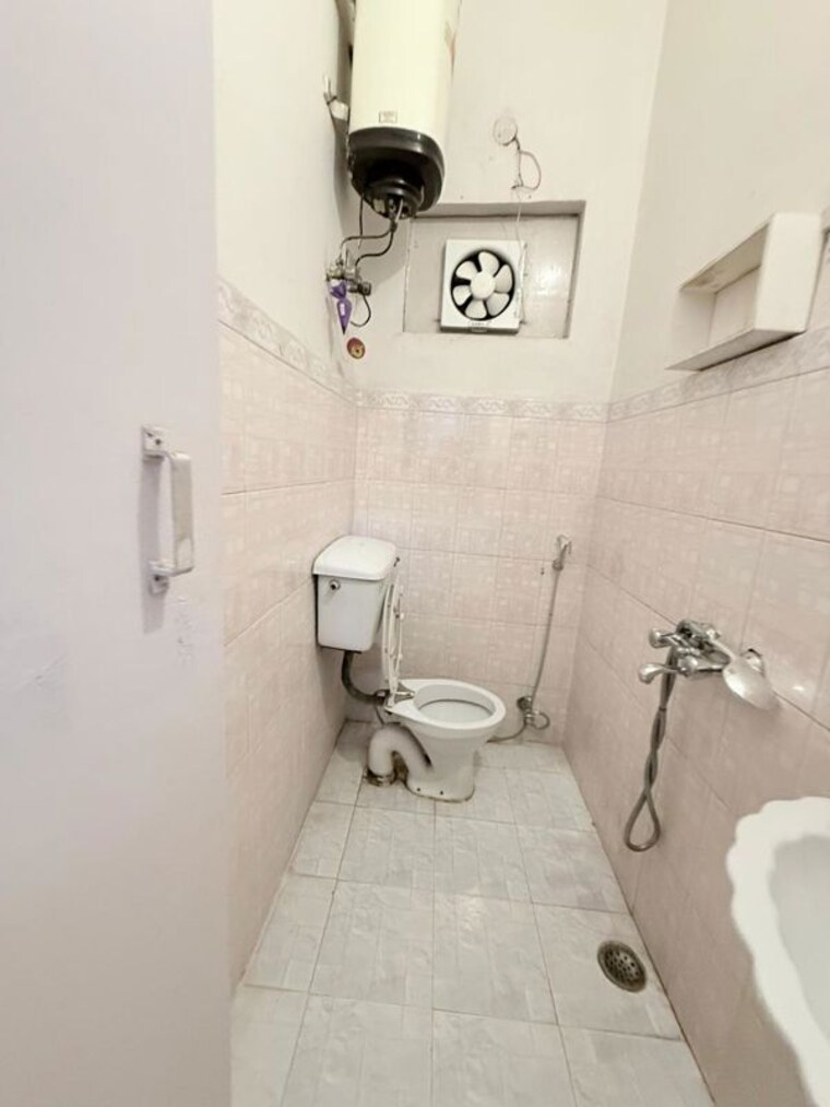 Bathroom, greater kailash part 3 1 Bedroom 900 Sq.Ft. Builder Floor In Greater Kailash Part 3 Delhi 10317707