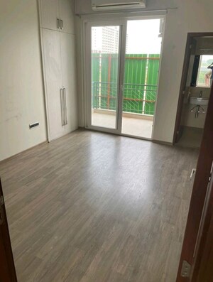 Room in 2 BHK Builder Floor at Central Park Flower Valley, Sector 33 – for Rent