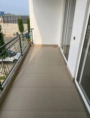 Balcony in 2 BHK Builder Floor at Central Park Flower Valley, Sector 33 – for Rent