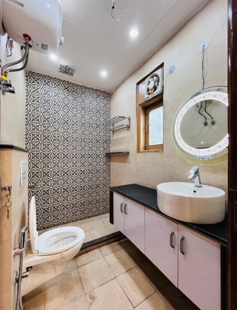 Bathroom, chittaranjan park 4 Bedroom 1400 Sq.Ft. Builder Floor In Chittaranjan Park Delhi 10317848