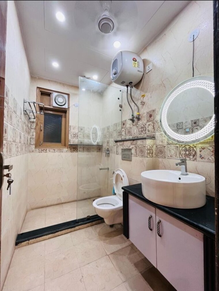 Bathroom, chittaranjan park 4 Bedroom 1400 Sq.Ft. Builder Floor In Chittaranjan Park Delhi 10317848