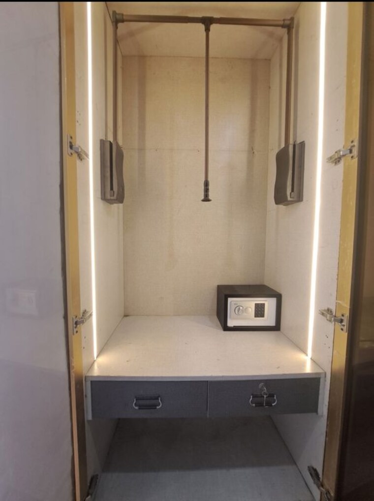 Bathroom, chittaranjan park 4 Bedroom 1400 Sq.Ft. Builder Floor In Chittaranjan Park Delhi 10317848