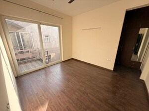 Room in 3 BHK Apartment at BPTP Amstoria, Sector 102 – for Rent