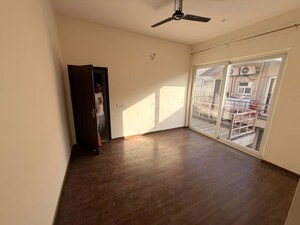 Room in 3 BHK Apartment at BPTP Amstoria, Sector 102 – for Rent
