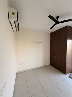 Room in 3 BHK Apartment at BPTP Amstoria, Sector 102 – for Rent