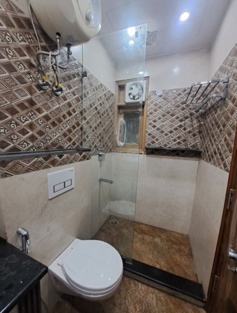 Bathroom, chittaranjan park 4 Bedroom 1400 Sq.Ft. Builder Floor In Chittaranjan Park Delhi 10317867