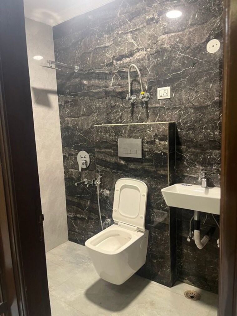 Bathroom, paschim vihar 2 Bedroom 756 Sq.Ft. Independent House In Paschim Vihar Delhi 10317149