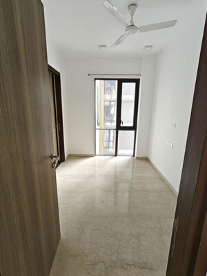 Room in 3 BHK Apartment at Lodha Parkside, Worli – for Rent