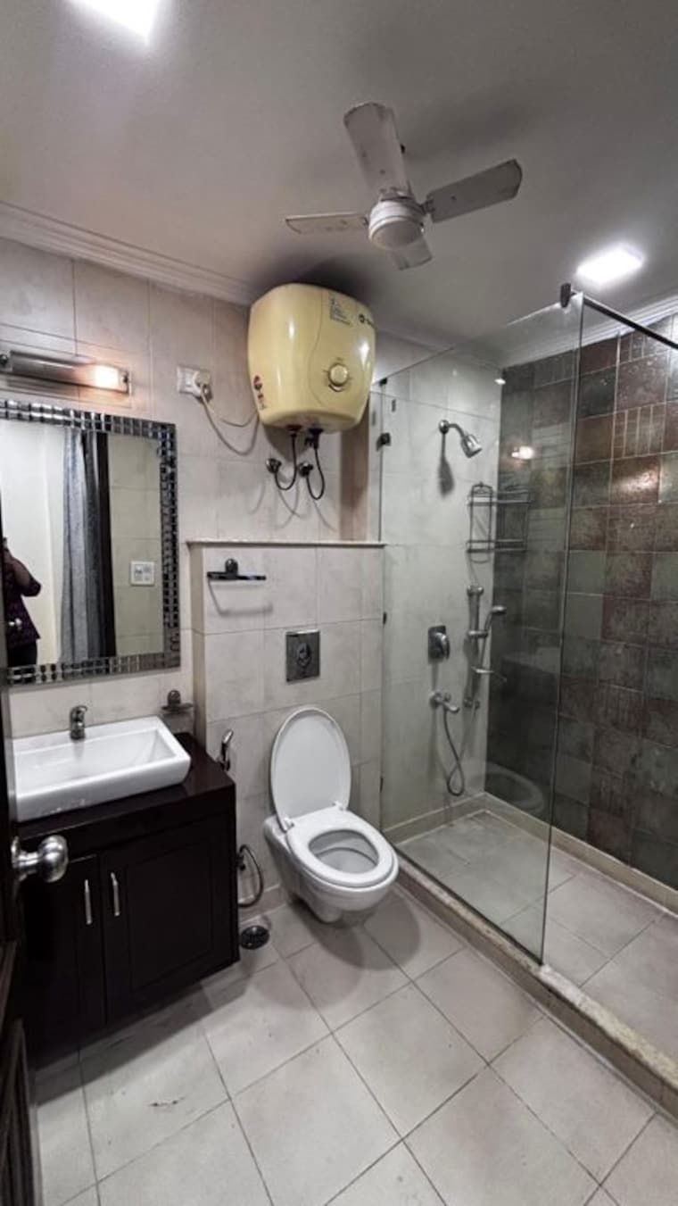 Bathroom, sector 52 3 Bedroom 242 Sq.Yd. Builder Floor In Sector 52 Gurgaon 10317940