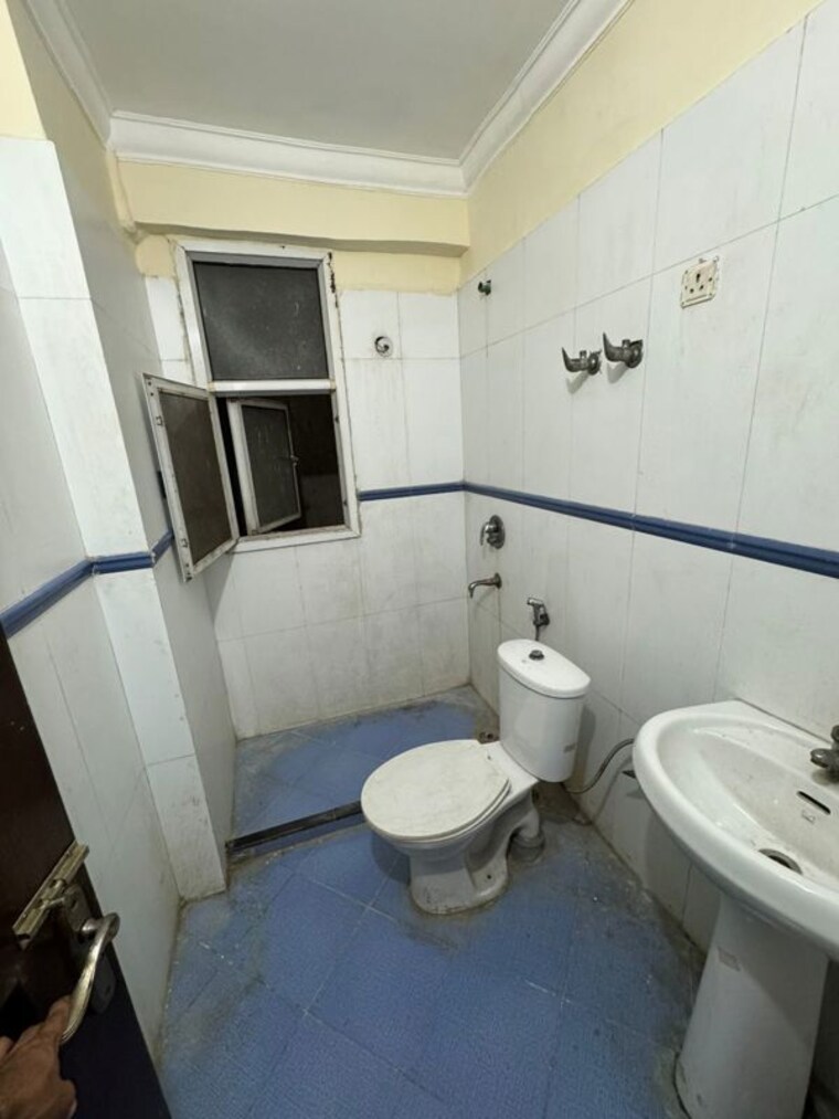 Bathroom, aditya-mega-city 3.5 Bedroom 1895 Sq.Ft. Apartment In Vaibhav Khand Ghaziabad 10317990