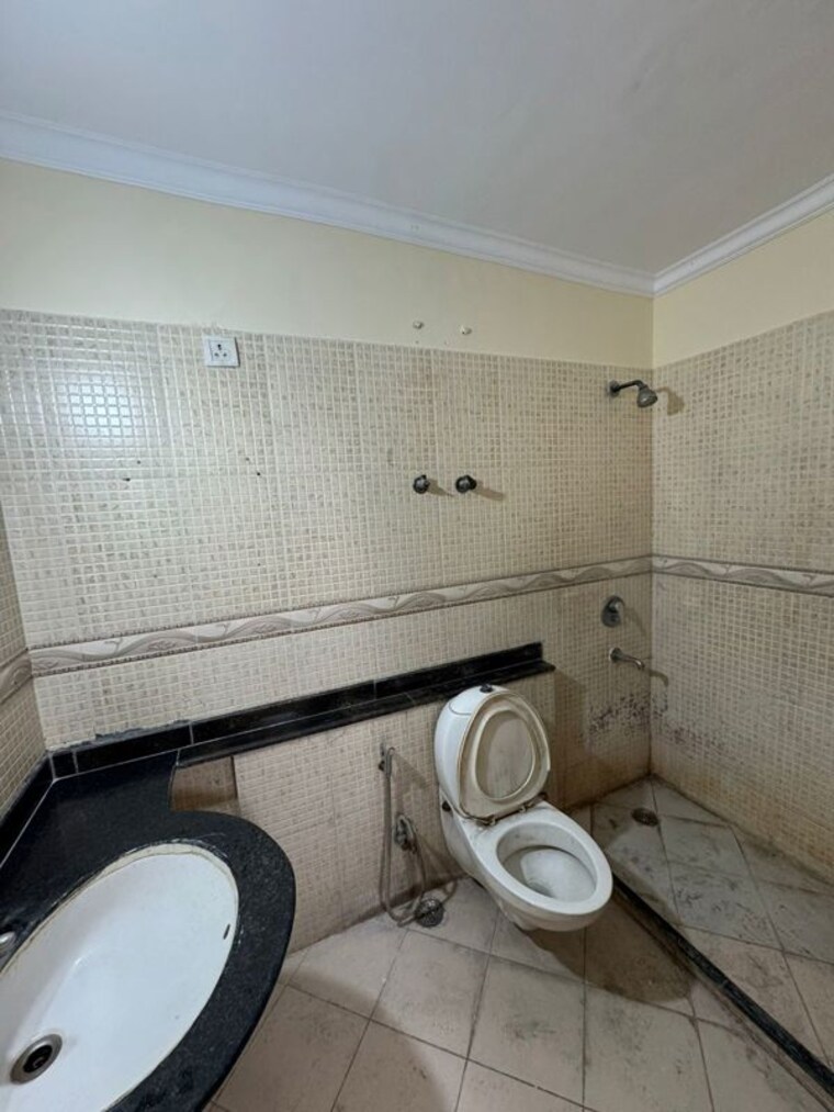 Bathroom, aditya-mega-city 3.5 Bedroom 1895 Sq.Ft. Apartment In Vaibhav Khand Ghaziabad 10317990