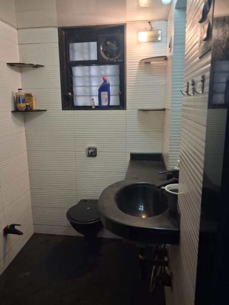 Bathroom, kalpana-chs-tilak-nagar 2 Bedroom 700 Sq.Ft. Apartment In Tilak Nagar Mumbai 10318081