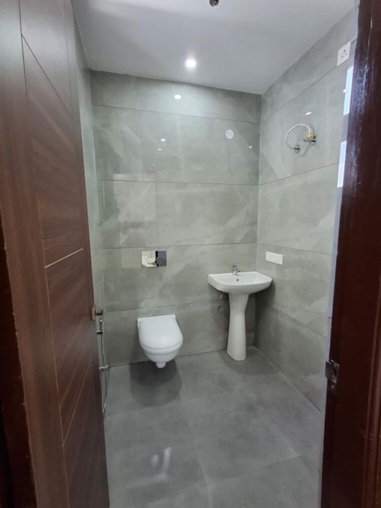 Bathroom, shri-northview-avenue 3 Bedroom 150 Sq.Yd. Apartment In Dyalpur Zirakpur 10318099