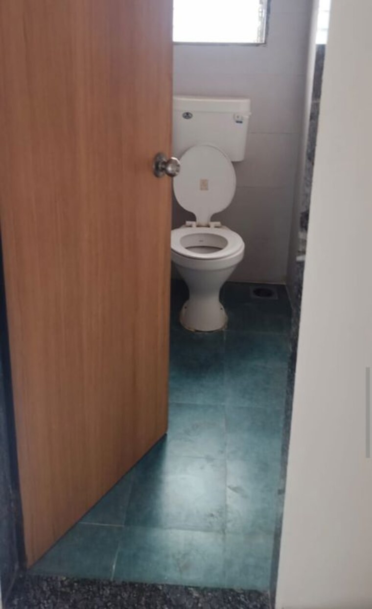 Bathroom, ashish-chs-andheri 2 Bedroom 800 Sq.Ft. Apartment In Andheri West Mumbai 10318148
