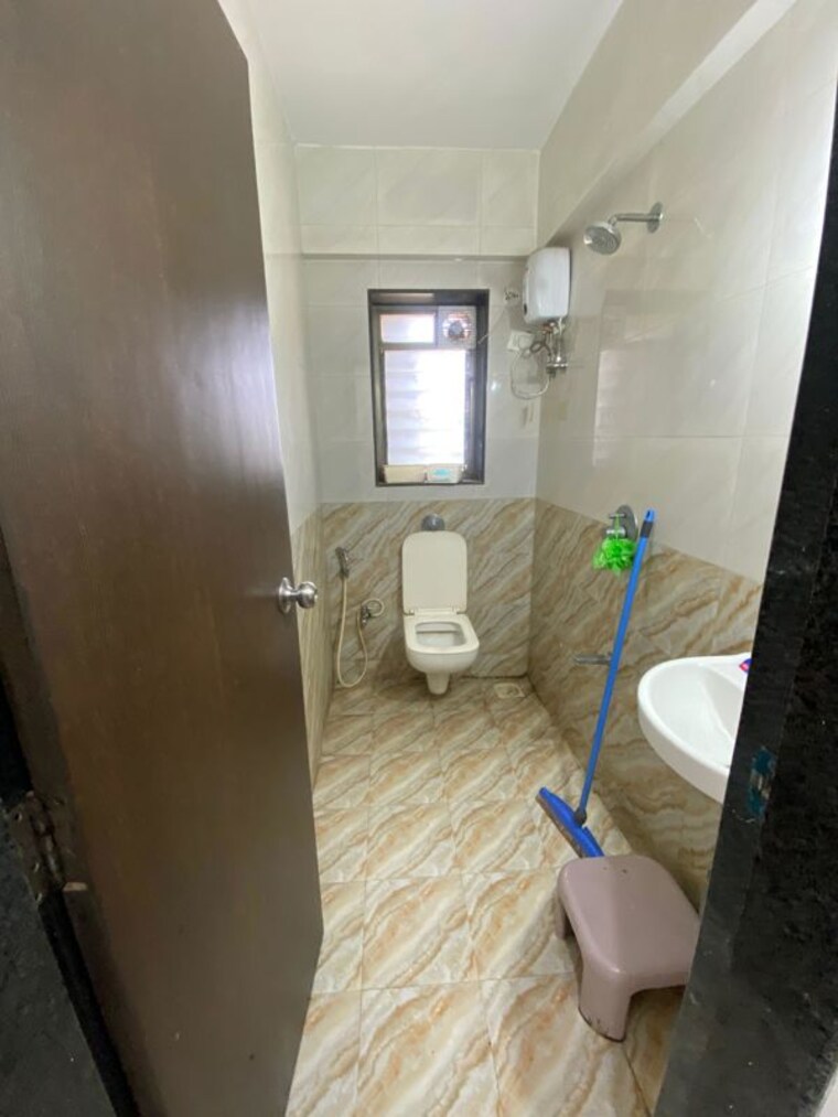 Bathroom, siddhi-radha-kunj 2 Bedroom 720 Sq.Ft. Apartment In Chembur Mumbai 10318135