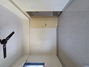 Room in 1 BHK Apartment at Goregaon East – for Rent