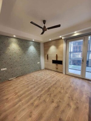 Room in 3 BHK Builder Floor at Sushant Lok I – for Rent