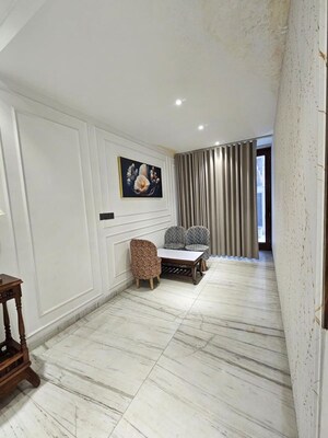 Room in 6+ BHK Independent House at Sushant Lok I – for Sale