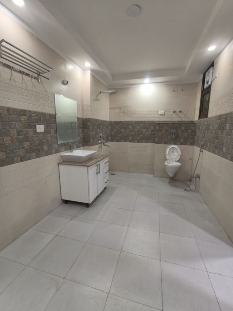 Bathroom, chattarpur 4 Bedroom 2000 Sq.Ft. Builder Floor In Chattarpur Delhi 10318194
