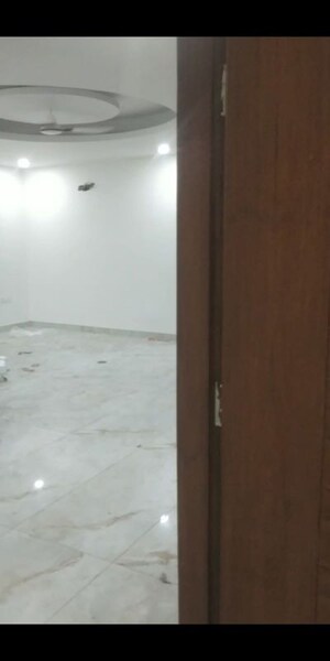 Room in 3 BHK Builder Floor at Madhu Vihar – for Rent