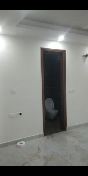 Furnished Amenities in 3 BHK Builder Floor at Madhu Vihar – for Rent