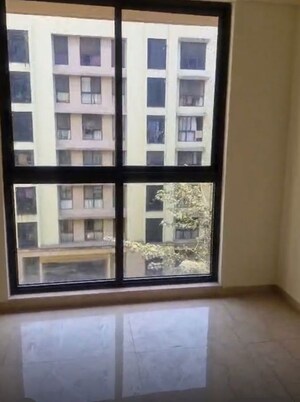 Room in 3 BHK Apartment at Lodha Sterling, Kolshet Road – for Rent