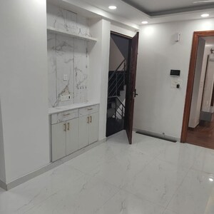 Room in 3 BHK Builder Floor at Janakpuri – for Rent