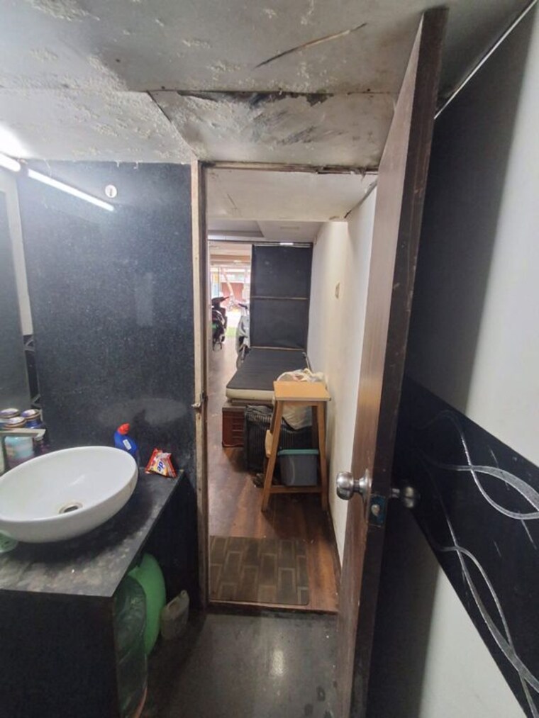 Bathroom, dahisar east Commercial Shop 300 Sq.Ft. In Dahisar East Mumbai 10318387