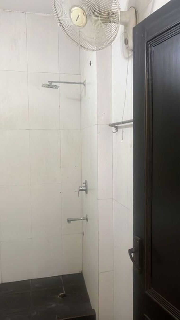 Bathroom, malviya nagar 3 Bedroom 1800 Sq.Ft. Builder Floor In Malviya Nagar Delhi 10318386