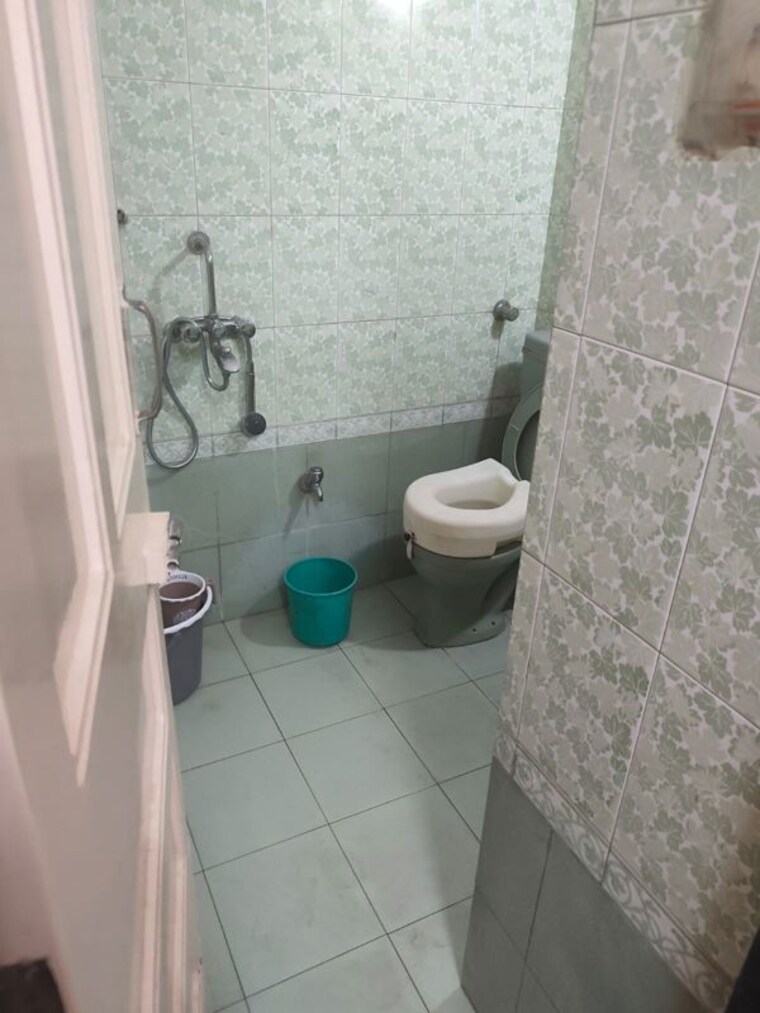 Bathroom, colaba 2 Bedroom 910 Sq.Ft. Apartment In Colaba Mumbai 10318419